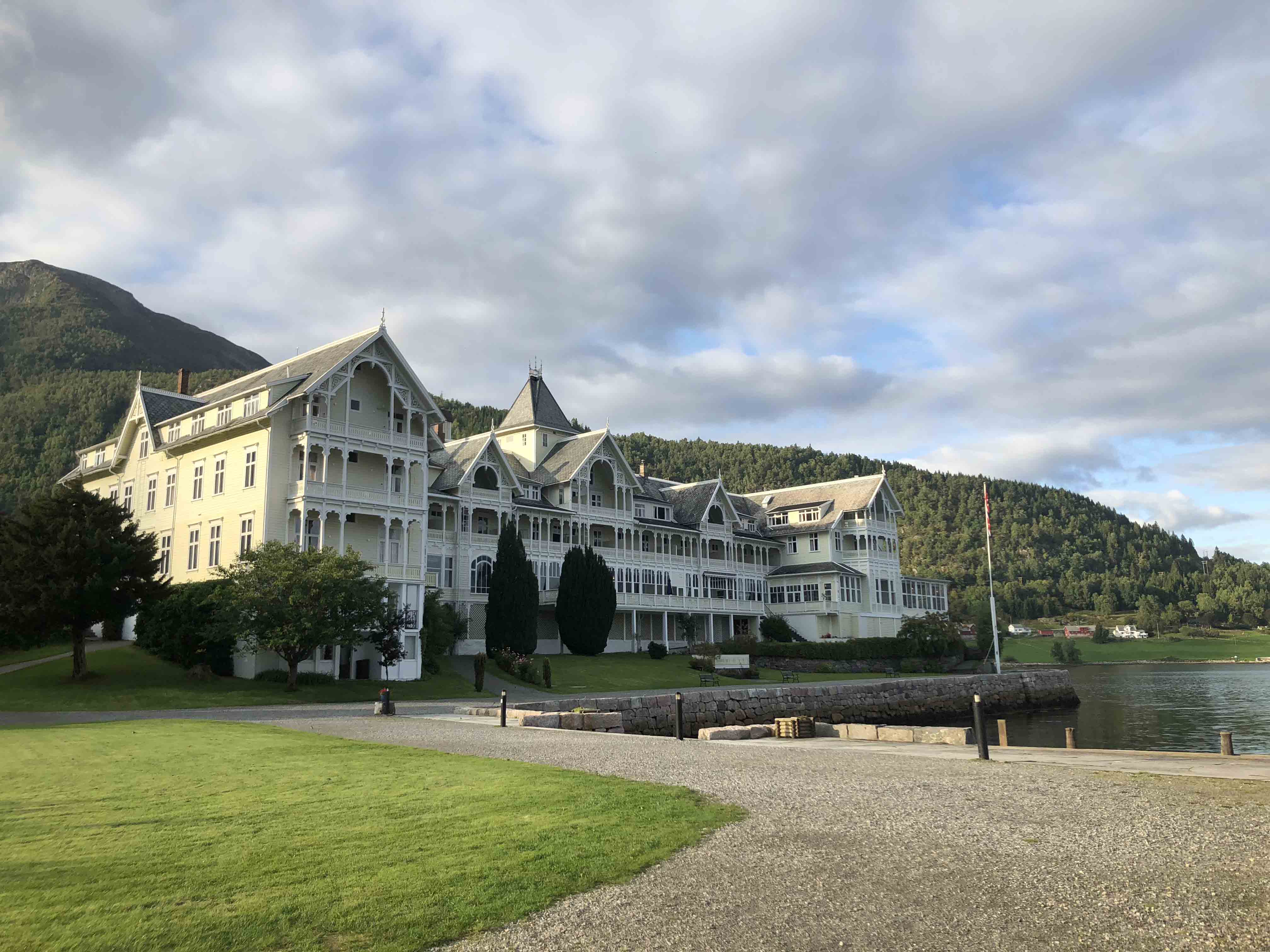 how to pick the the best hotel - Kviknes Hotel in Balestrand, Norway